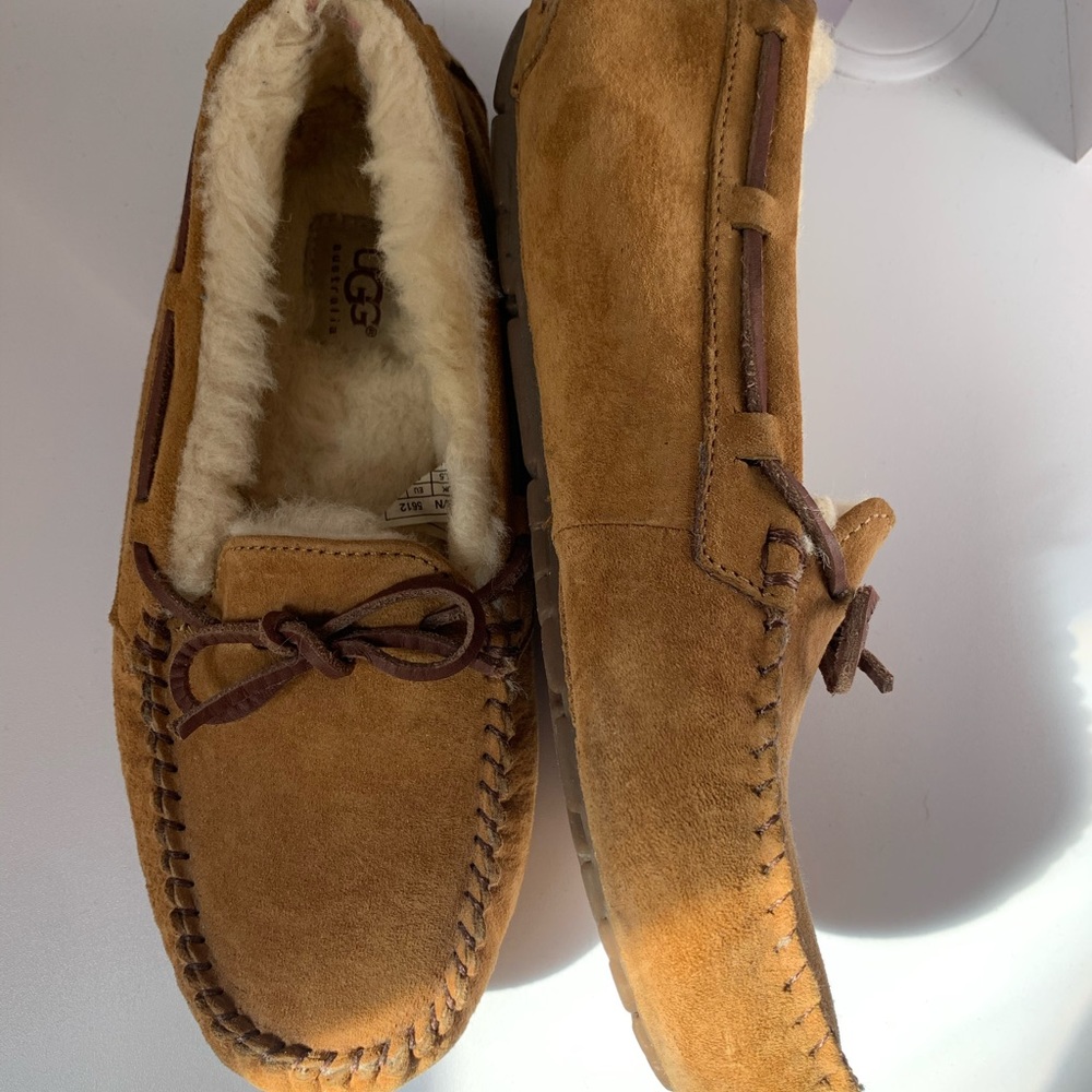 UGG DAKOTA MOCCASIN SLIPPERS